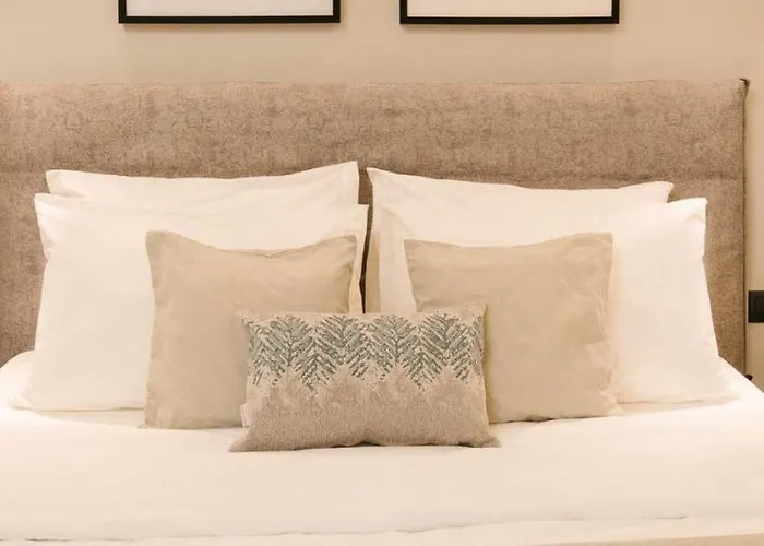 Phaedrus Living: City Center Zenonos Suite